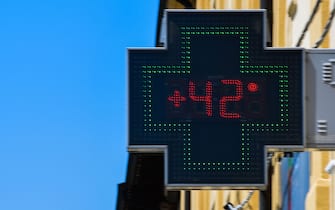 A pharmacy sign displays a temperature of 42 degrees Celsius on June 27, 2019 in Reggio Emilia, near Bologna, northern Italy. - Europeans braced on June 27 for the expected peak of a sweltering heatwave that has sent temperatures soaring above 40 degrees Celsius, with schools in France closing and wildfires in Spain spinning out of control. (Photo by Miguel MEDINA / AFP)        (Photo credit should read MIGUEL MEDINA/AFP via Getty Images)