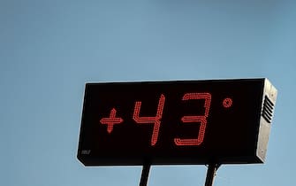 TURIN, ITALY - 2019/07/23: A sign shows at temperatures of 43 Celsius degrees (about 109 Fahrenheit degrees). An excessive heating warning has been designated in 13 Italian cities. (Photo by Nicolò Campo/LightRocket via Getty Images)