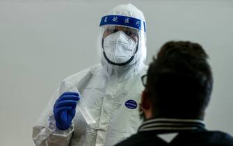 Coronavirus Roma, al San Giovanni Addolorata gli operatori sanitari impegnati al drive in per il tampone Foto Cecilia Fabiano/ LaPresse
13 Ottobre 2020 Roma (Italia)
Cronaca :
Il personale sanitario dell’ospedale San Giovanni Addolorata si occupa dei numerosi tamponi che vengono effettuati al drive in e nell’ambulatorio
Nella Foto : lo staff dell’ambulatorio allestito in sala Mazzoni
Photo Cecilia Fabiano/LaPresse
October 13 , 2020 Roma (Italy)
News :
The sanitary staff of the San Giovanni Addolorata hospital takes care of the numerous covid swabs that are carried out at the drive in and in the clinic
In The Pic : The staff working in the Mazzoni clinic