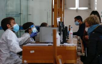 Foto Cecilia Fabiano/ LaPresse 
13 Ottobre 2020 Roma (Italia)
Cronaca  : 
Il personale sanitario dell&#x2019;ospedale San Giovanni Addolorata si occupa dei numerosi tamponi che vengono effettuati al drive in e nell&#x2019;ambulatorio 
Nella Foto : lo staff dell&#x2019;ambulatorio allestito  in sala Mazzoni
Photo Cecilia Fabiano/LaPresse
October 13 , 2020  Roma (Italy) 
News :
The sanitary staff of the San Giovanni Addolorata hospital takes care of the numerous covid swabs that are carried out at the drive in and in the clinic
In The Pic : The staff working in the Mazzoni clinic