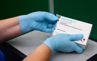 40584976 2022-07-25 16:58:57 RIJSWIJK - An employee of the GGD Haaglanden is preparing the equipment to put the monkeypox vaccination in a vaccination location against the monkeypox virus. The GGD Haaglanden and Amsterdam are starting to vaccinate specific risk groups that run the greatest risk of infection from monkeypox. Everyone who is eligible for a vaccination will receive a personal invitation from the GGD. ANP PHIL NIJHUIS netherlands out - belgium out(Photo by Phil Nijhuis/ANP/Sipa USA)
