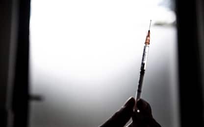 Covid, il vaccino dimezza il rischio di reinfezione. Lo studio