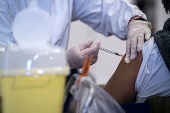 Healthcare personnel carry out Covid-19 vaccinations during the open day at the COVID-19 vaccination hub of San Giovanni Addolorata hospital in Rome, Italy, 28 November 2021. 
ANSA/ANGELO CARCONI