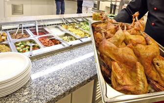 epa05115791 Cafeteria director Dirk Uwira presents roast chicken during lunch in the Caballus cafeteria at the University of Veterinary Medicine Hanover (TiHo) in Hanover, Germany, 21 January 2015. The so-called dual-purpose chickens come from a breeding line at the university's testing farm, where female animals are used as laying hens and males for meat production. Scientists are using the birds as part of a TiHo project on a new concept for poultry keeping.  EPA/HOLGER HOLLEMANN