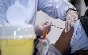 Healthcare personnel carry out Covid-19 vaccinations during the open day at the COVID-19 vaccination hub of San Giovanni Addolorata hospital in Rome, Italy, 28 November 2021. 
ANSA/ANGELO CARCONI