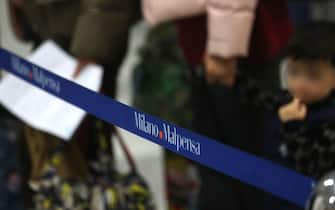 Alcuni viaggiatori provenienti dalla Cina si sottopongono al test per rilevare l infezione da Covid al loro arrivo presso l aeroporto di Milano Malpensa, 29 Dicembre 2022.ANSA / MATTEO BAZZI