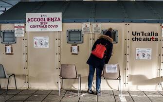Covid, pazienti all'hotspot tamponi di via Negarville, a Torino, il 31 dicembre 2022. Il centro è l'unico rimasto in città, gestito dall'Asl Città di Torino ANSA/JESSICA PASQUALON