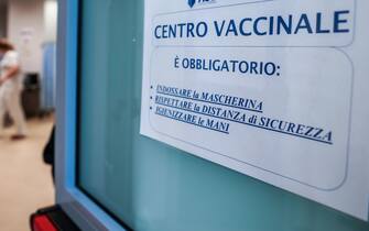 Covid, aumenta il numero delle persone che chiedono la somministrazione del vaccino dopo le notizie di crescita dei contagi. Uno dei due centri vaccinali di Torino, quello dell'ospedale San Giovanni Bosco, il 30 dicembre 2022 ANSA/JESSICA PASQUALON
