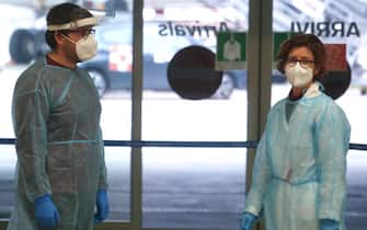 Personale sanitario in servizio presso l aeroporto di Malpensa per sottoporre, ai viaggiatori provenienti dalla Cina,   al test per rilevare l infezione da Covid. Milano, 29 Dicembre 2022.ANSA / MATTEO BAZZI