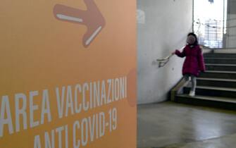 Milano, vaccinazione covid - famiglie con Bambini in coda in attesa del vaccini all'ospedale in fiera Milano, vaccinazione covid - famiglie con Bambini in coda in attesa del vaccino all'ospedale in fiera (Milano - 2022-01-28, Maurizio Maule) p.s. la foto e' utilizzabile nel rispetto del contesto in cui e' stata scattata, e senza intento diffamatorio del decoro delle persone rappresentate
