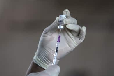 Vaccino Covid, accordo tra Ue e Pfizer per riduzione fornitura dosi
