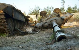 Guerra Dmytrivka, Ukraine - April 14, 2022: Tank turret of destroyed military equipment of the Russian army following the Ukrainian forces counter-attacks.