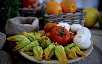  Pomodori, fiori di zucca e funghi tra i prodotti della dieta Mediterranea.ANSA / CIRO FUSCO