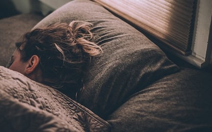 Il sonnellino aiuterebbe il cervello a invecchiare meglio. Lo studio