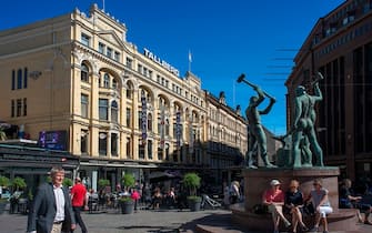 Three Smiths Statue, Aleksanterinkatu and Mannerheimintie streets, Helsinki, Etela Suomi Province, Finland, Europe. (Photo by: Sergi Reboredo/VW Pics/Universal Images Group via Getty Images)