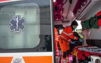 Un'ambulanza Infermiera sistema l?ttrezzatura sanitaria a bordo dell?ambulanza nel parcheggio del pronto soccorso dell?spedale Agostino Gemelli. Roma 25/01/2023.
Credit: Danilo Schiavella/ANSA