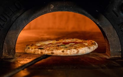 La pizza napoletana è sicura: la parte più bruciata non è cancerogena