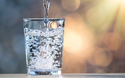 Meglio bere l'acqua minerale o del rubinetto? La risposta dell'esperto