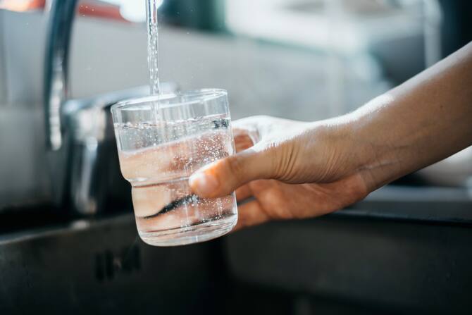 Meglio bere l'acqua minerale o del rubinetto? La risposta dell'esperto