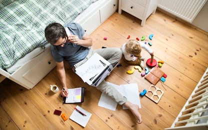Il lavoro in smart working stressa di più i papà: l'indagine