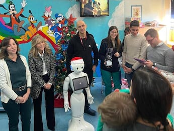 Napoli, il robot Babbo Natale che gioca con i bambini in chirurgia