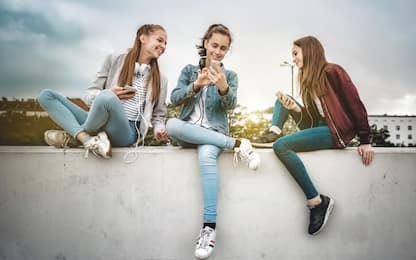 Abuso di smartphone, le ragazze più a rischio dipendenza da social