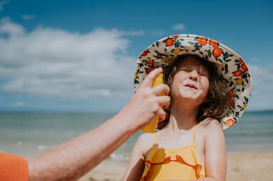 Arriva l'estate: i consigli dei dermatologi per proteggersi dal sole