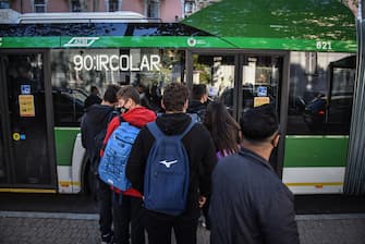 Students at the end of their day of lessons crammed together to be able to get on a bus at a bus stop on line 90-91 without being able to respect the distancing measures anticovid, Milan 12 October 2020. Ansa / Matteo Corner
