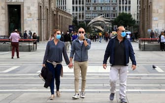 People walk through the streets of the center with their faces covered by masks, Milan, 1 October 2020. Antibodies against the SarsCoV2 virus begin to decrease three months after the onset of Covid-19 symptoms: for this reason the plasma to be used as therapy in the most serious patients should be collected within a specific time window, as indicated by a Canadian study conducted by researchers from the Héma-Québec blood center.  The results, published in the journal Blood, could also have important implications for the coverage offered by vaccines and for the timing with which serological tests must be conducted to know the spread of the coronavirus in the population.  ANSA / PAOLO SALMOIRAGO