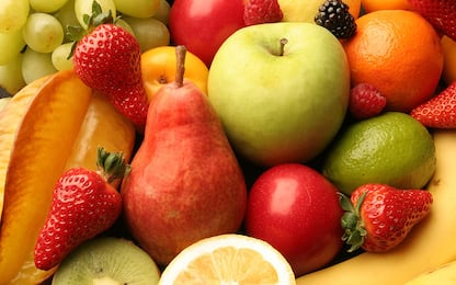 Frutta con o senza buccia? Ecco come è meglio mangiarla