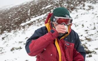 Drinking hot liquids is a good way to keep warm when walking in winter conditions