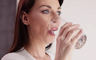 Mouth Rinse And Gargle Using Antiseptic Mouthwash To Prevent Halitosis