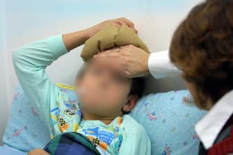 Un bambino con la febbre