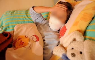 bambino a letto con febbre