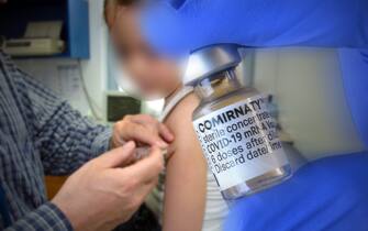 Un bambino riceve una dose di vaccino anti Covid