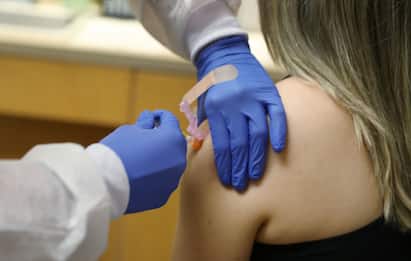Vaccino contro l'influenza, estesa fascia protetta: chi dovrebbe farlo