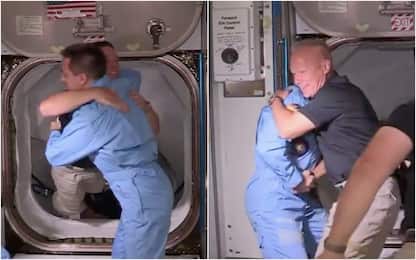 SpaceX, abbraccio tra astronauti della Crew Dragon e dell’Iss. FOTO