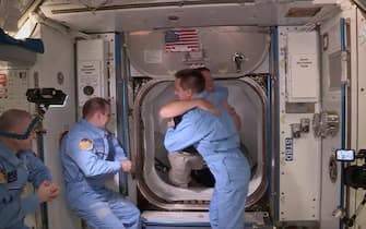 SpaceX Crew Dragon Iss abbraccio