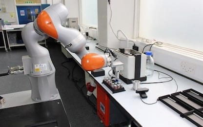 Sviluppato primo robot-scienziato che conduce esperimenti in autonomia