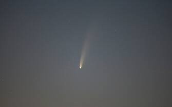 La cometa Cometa C/2020 F3 (NEOWISE) continua a splendere nel cielo mattutino poco prima  del sorgere del sole (Matteo Chinellato / IPA/Fotogramma, Marcon, Venezia - 2020-07-09) p.s. la foto e' utilizzabile nel rispetto del contesto in cui e' stata scattata, e senza intento diffamatorio del decoro delle persone rappresentate