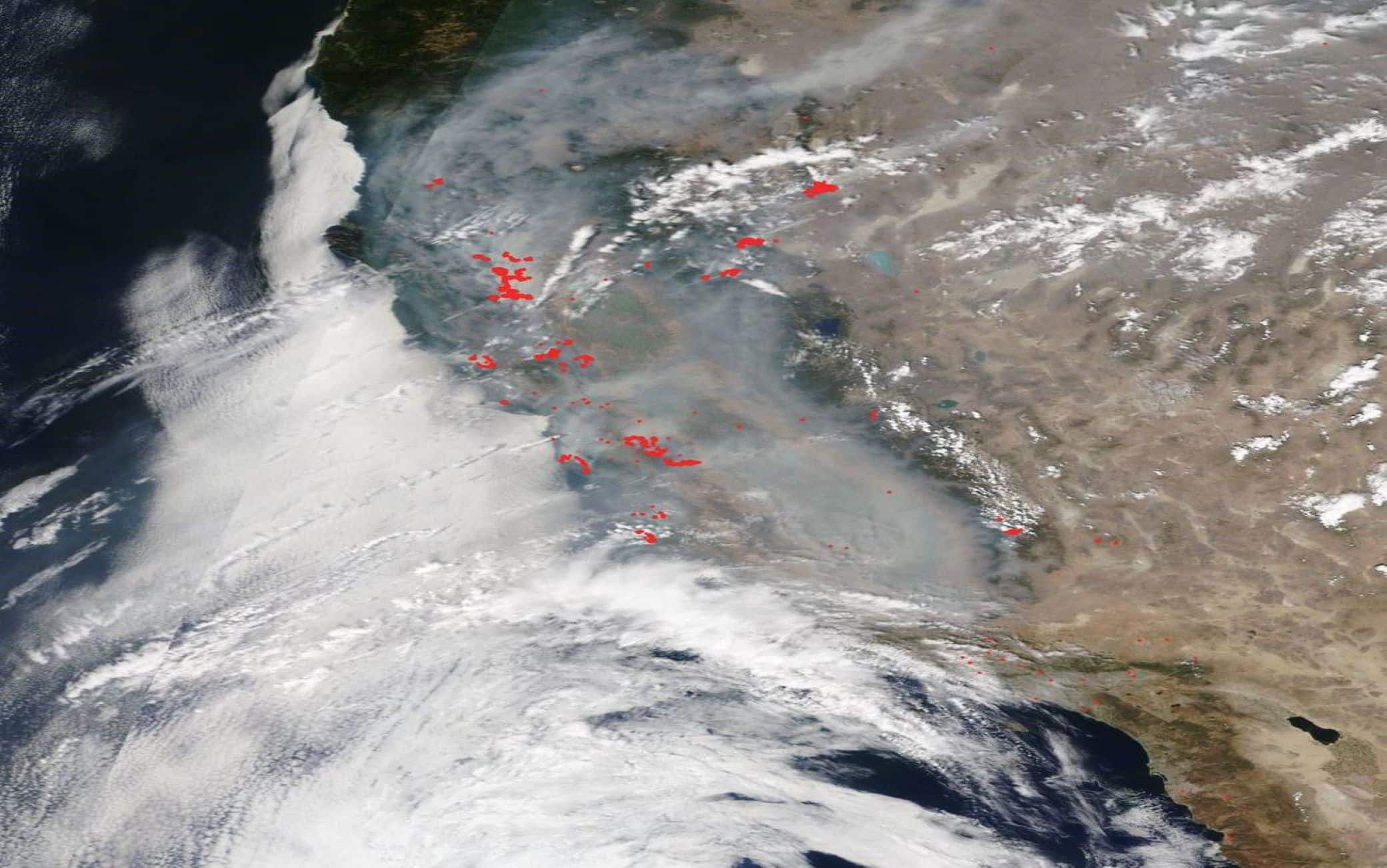 Gli incendi in California visti dallo spazio