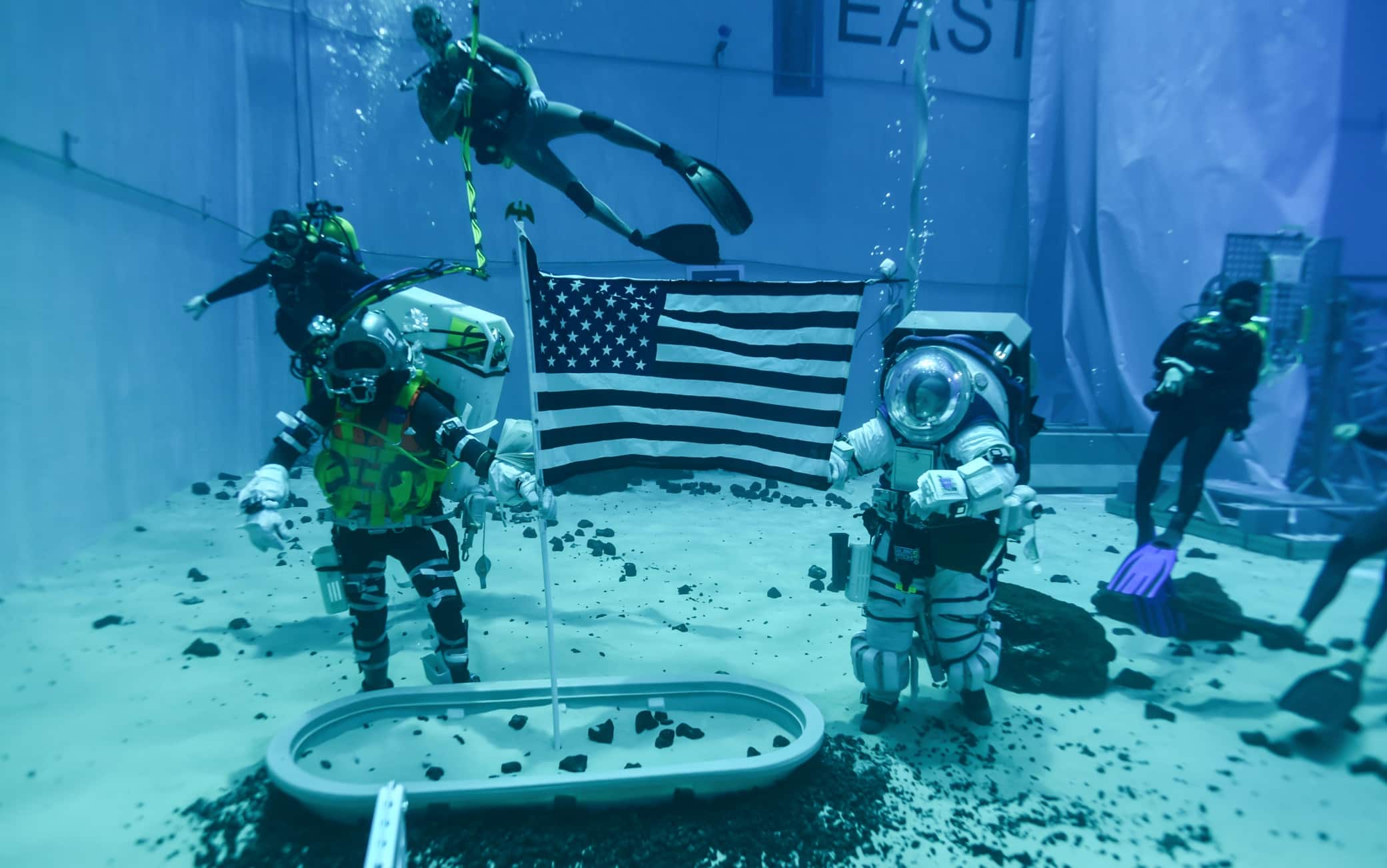 Gli astronauti della Nasa simulano di piantare la bandiera americana sulla Luna