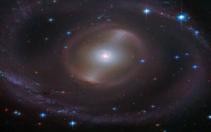 Da Hubble la splendida immagine della galassia NGC 2217. FOTO