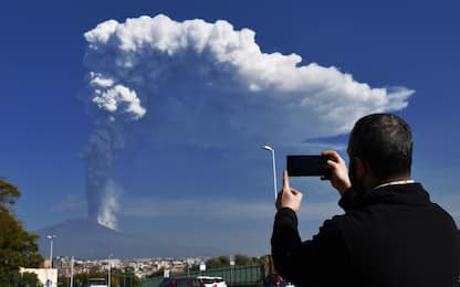 Etna in eruzione, la nube di gas vulcanici arriva fino in Cina