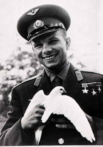 Yuri Gagarin con una colomba.