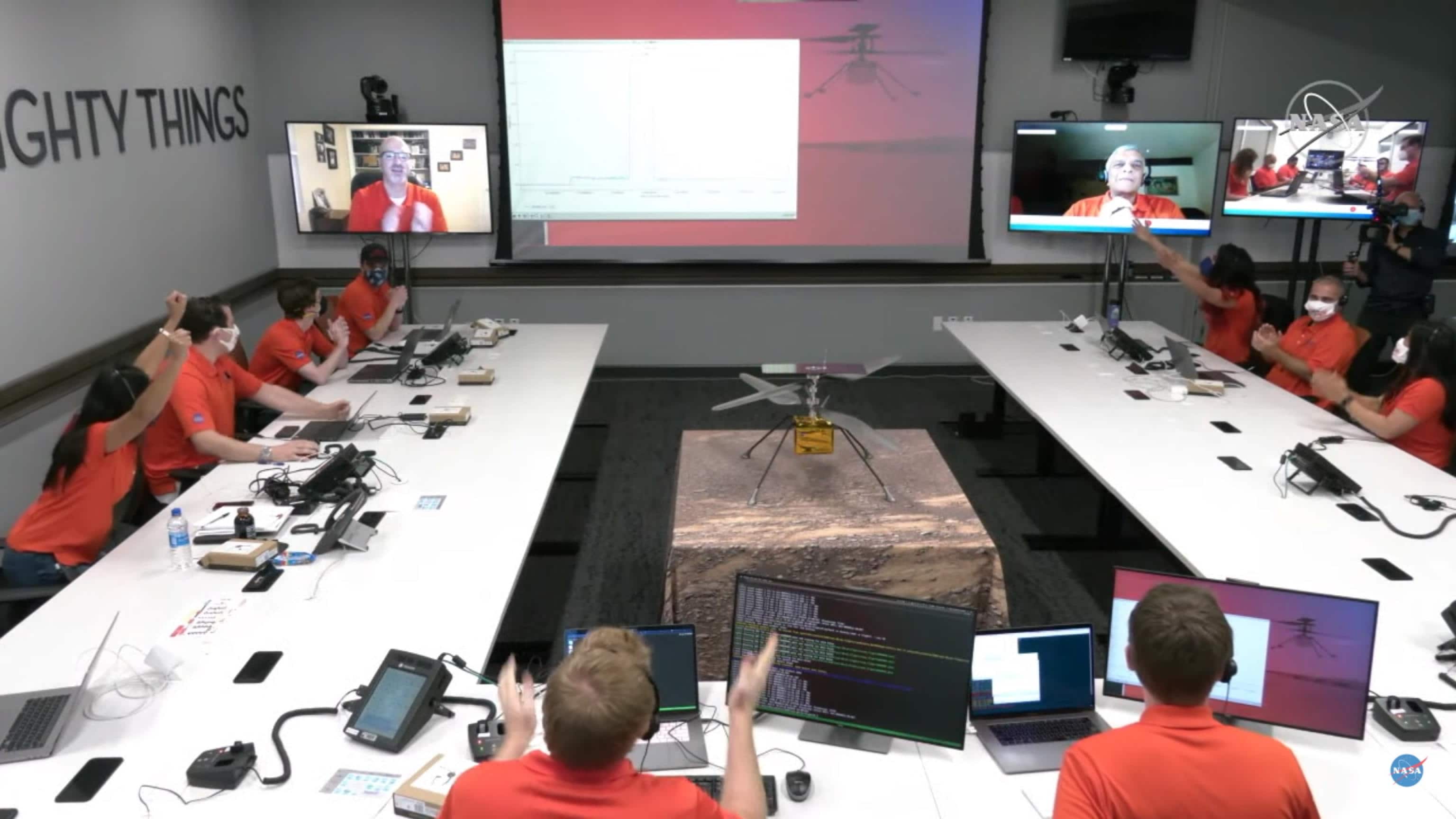 Il team della Nasa che ha seguito il volo di Ingenuity festeggia dopo il successo della missione (Foto tratta da uno screen del video pubblicato su Twitter dalla Nasa) Il team della Nasa che ha seguito il volo di Ingenuity festeggia dopo il successo della missione (Foto tratta da uno screen del video pubblicato su Twitter dalla Nasa)