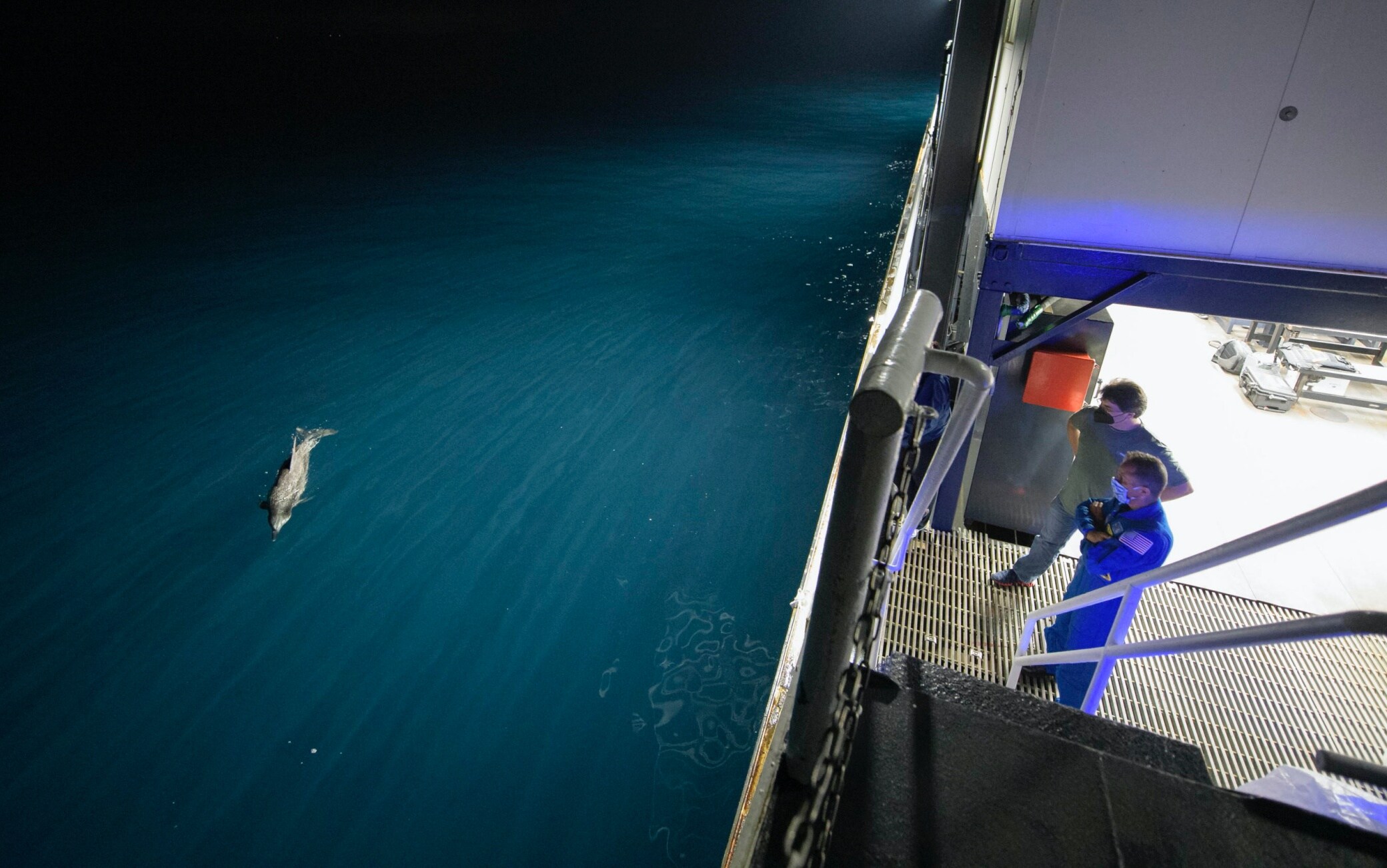 Un momento dell'ammaraggio space x crew dragon ammaraggio