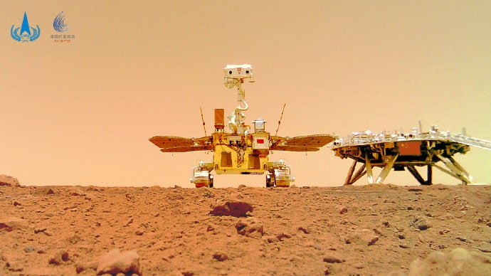 Mars, here are the first selfies of the Chinese rover Zhurong: the shot with the flag of Beijing