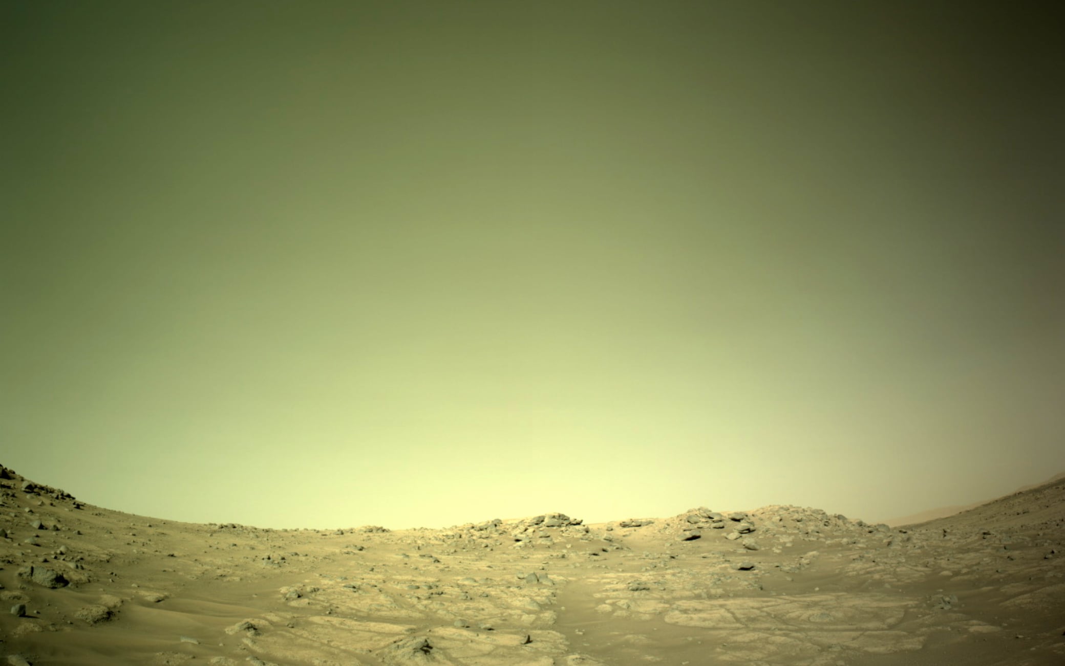 Immagine a colori di Marte ripresa dalla fotocamera del rover Perseverance Marte