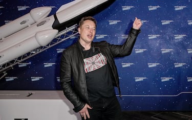 epa08855601 SpaceX owner and Tesla CEO Elon Musk arrives on the red carpet for the Axel Springer award, in Berlin, Germany, 01 December 2020.  EPA/BRITTA PEDERSEN / POOL